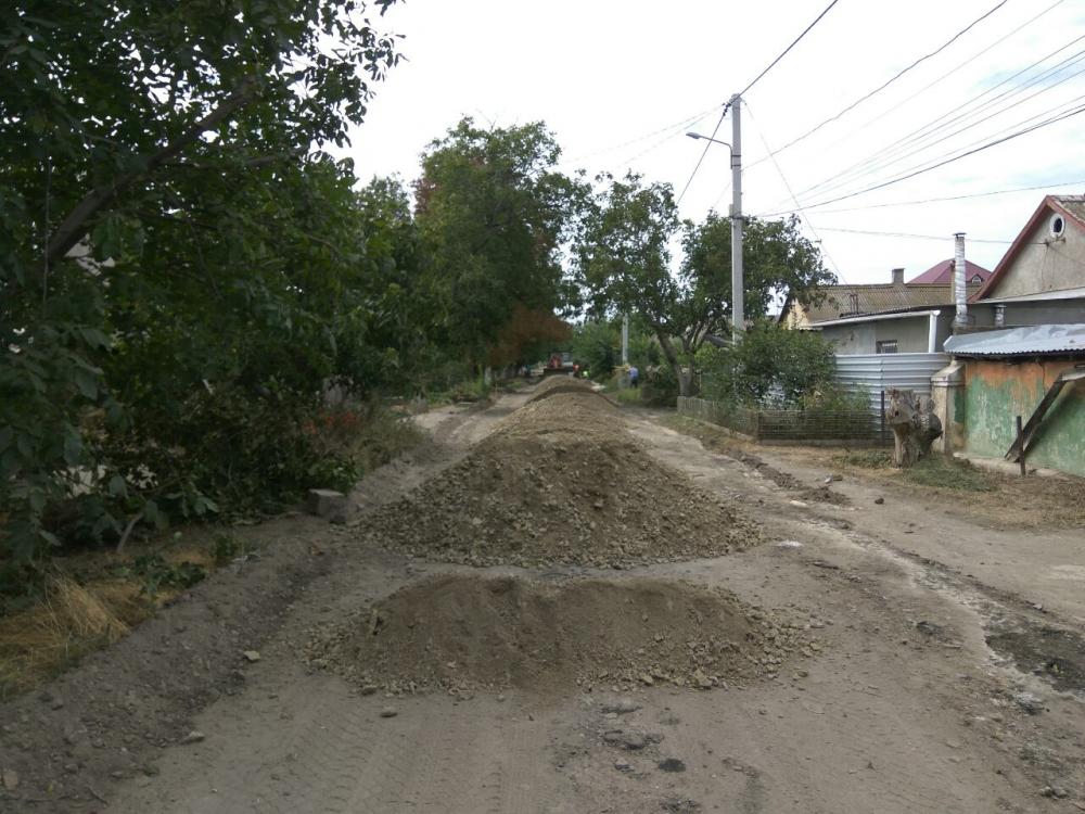 323