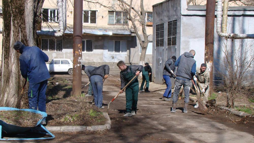 Жители микрорайона поддержали инициативу общегородского субботника