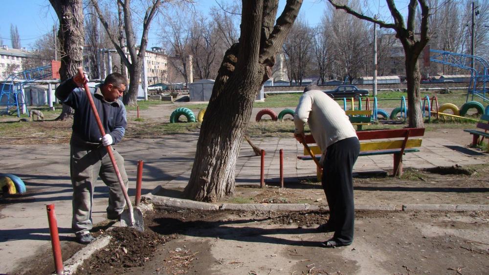 Жители микрорайона поддержали инициативу общегородского субботника