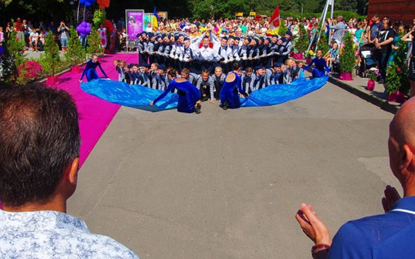 В парке Горького торжественно открыли новую аллею