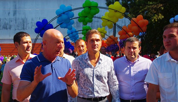 В парке Горького торжественно открыли новую аллею