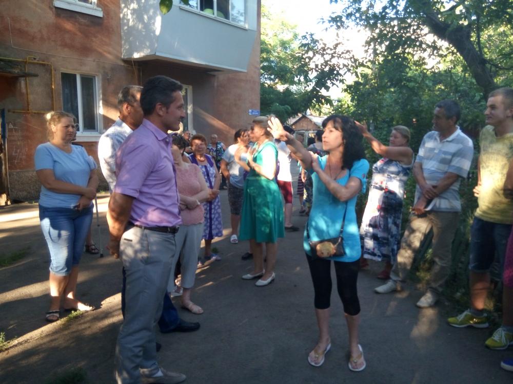 Новая крыша и долгожданная детская площадка: в переулке Дорстроя состоялась встреча с Олегом Этнаровичем