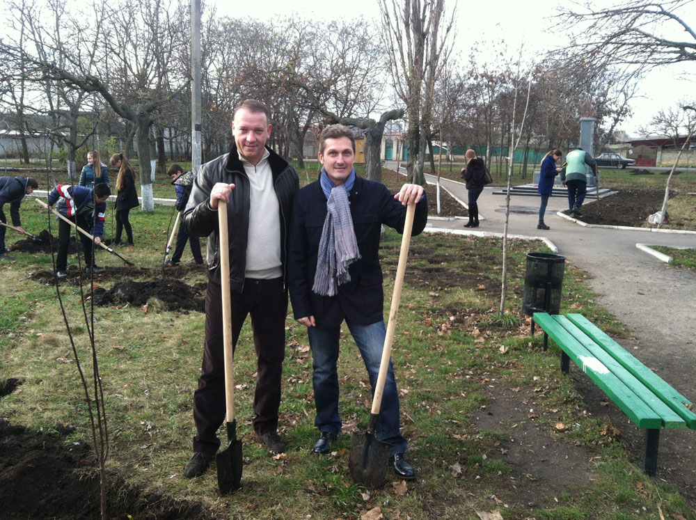 В сквере Партизанской славы прошел субботник