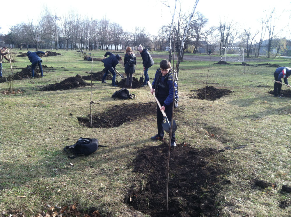 В сквере Партизанской славы прошел субботник