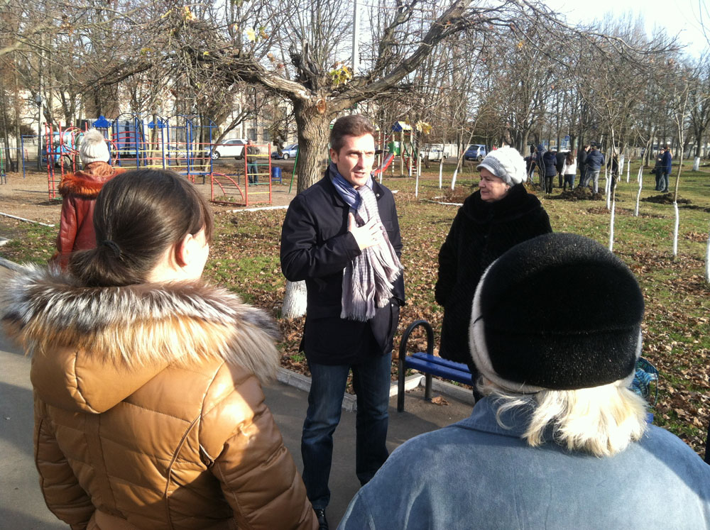 В сквере Партизанской славы прошел субботник